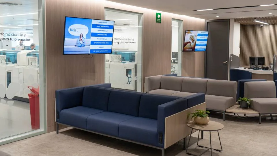 Modern and comfortable waiting room equipped with informative screens for customer flow tracking