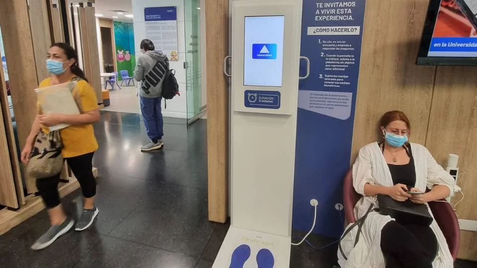 Kiosco interactivo de medición biométrica diseñado para enriquecer y aprovechar el tiempo durante la experiencia de espera