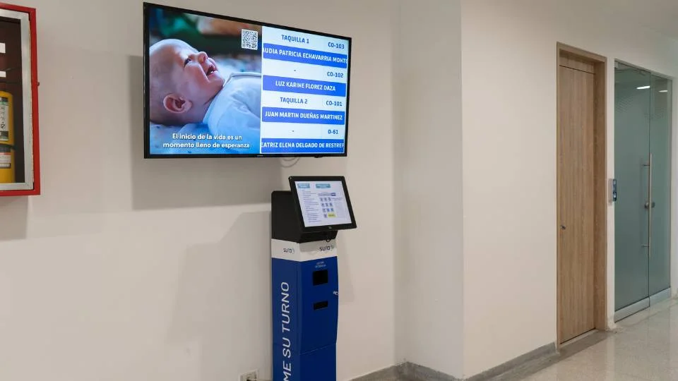 Punto integral de servicio con dispensador interactivo de piso y monitor colgante para orientación del usuario