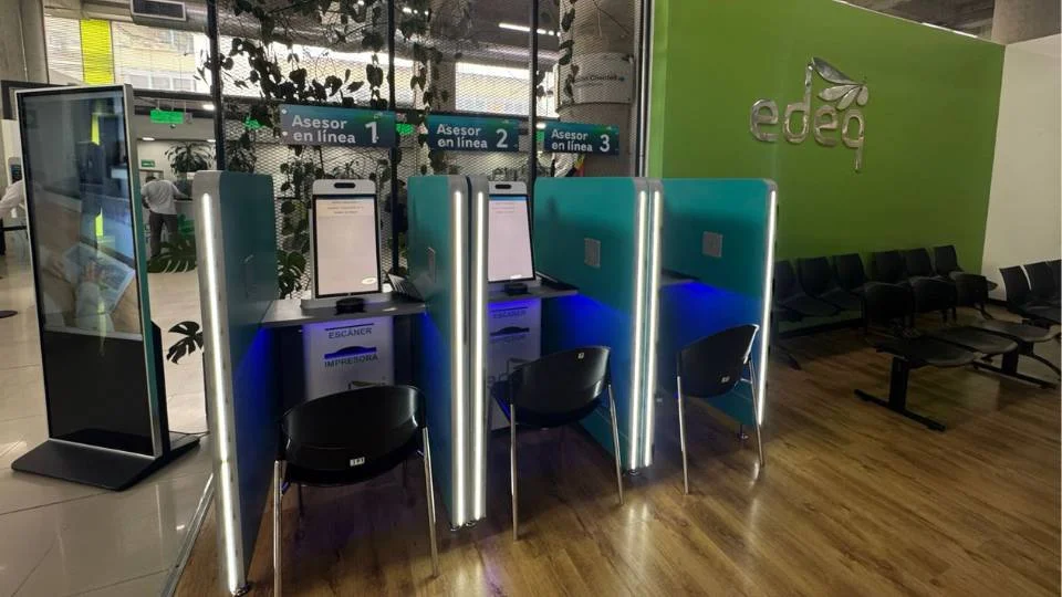 Módulos modernos de consultoria virtual online e telepresença equipados com scanner e impressora integrados