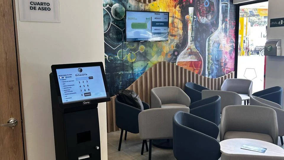 Terminal de autoatendimento Qanty compacto para inserção de dados em uma zona de atendimento ao cliente